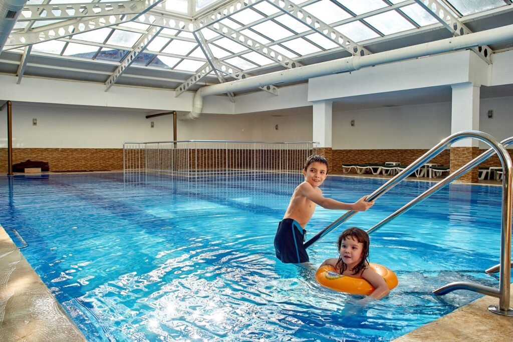 Kinderen spelen in een overdekt zwembad tijdens een Center Parcs dagentree